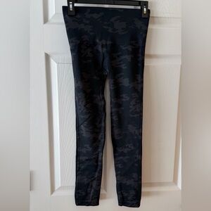 SPANX Dark Camouflage Leggings Medium